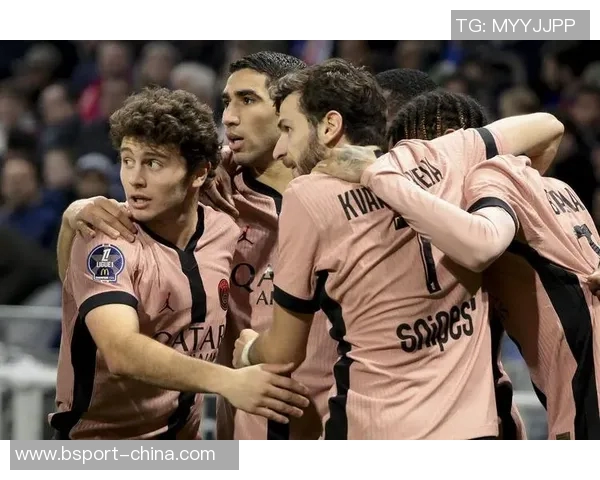 英超焦点战：多特蒙德逆转曼联引发争议判罚全场沸腾